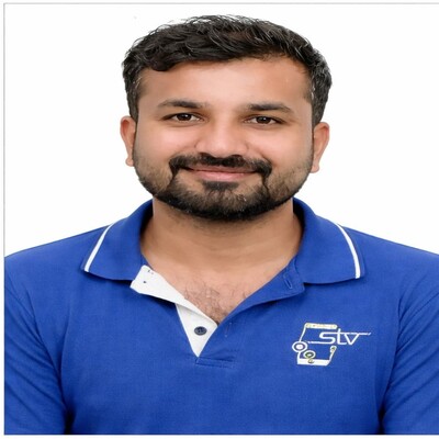 Hardware specialist in mobile repair shop